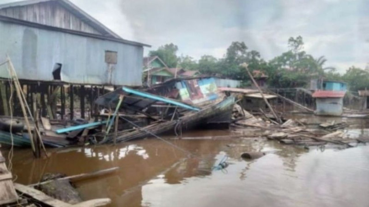Kecelakaan tongkang di Sungai Mentaya, Kotim, menyebabkan kerusakan bangunan warga dan tuntutan ganti rugi Rp250 juta; pihak berwenang berupaya melakukan mediasi.