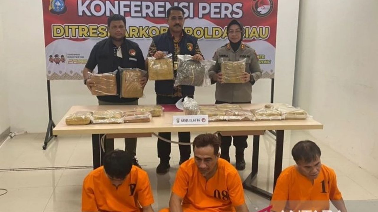 Polda Riau berhasil mengungkap dan mengamankan 15,6 kg ganja dari dua lokasi di Pekanbaru, Riau, yang diselundupkan dari Sumatera Utara, dengan tiga tersangka ditangkap dan dua lainnya masih buron.