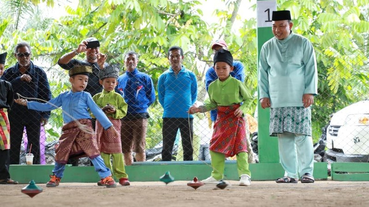 Festival Gasing Berembang IV di Siak, Riau, sukses digelar, menampilkan permainan tradisional Melayu yang menarik perhatian wisatawan domestik dan mancanegara serta upaya pelestarian budaya.