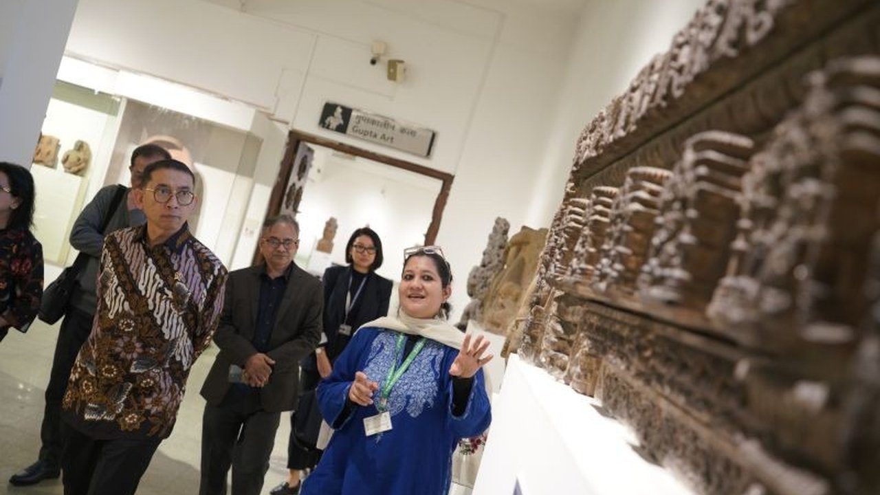Menteri Kebudayaan RI, Fadli Zon, dalam kunjungan ke India membahas penguatan kerja sama budaya, termasuk rencana repatriasi Prasasti Pucangan dan penandatanganan program pertukaran budaya 2025-2028.