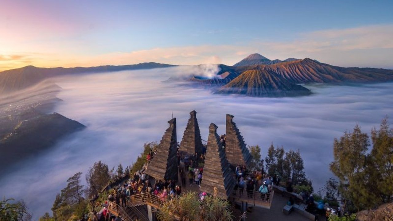 Pemkab Probolinggo menguji coba pemindahan pos tiket masuk Gunung Bromo dari lokasi semula ke Pendopo Agung Desa Ngadisari, bertujuan memperluas jangkauan wisata, meningkatkan kenyamanan pengunjung, dan pendapatan daerah.