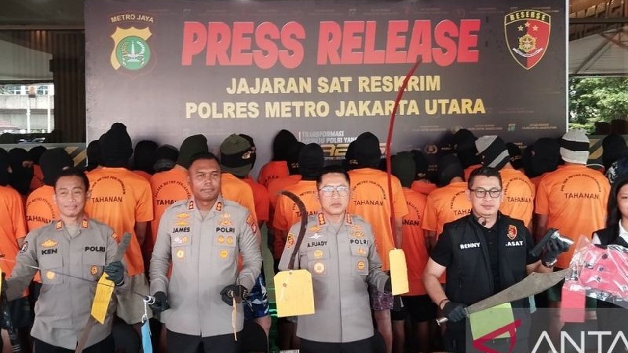 Polres Metro Jakarta Utara berhasil menangkap sembilan orang yang membawa senjata tajam saat tawuran di sejumlah wilayah Jakarta Utara, mengamankan tujuh senjata tajam sebagai barang bukti, dan berkomitmen untuk menindak tegas para pelaku serta penjual se