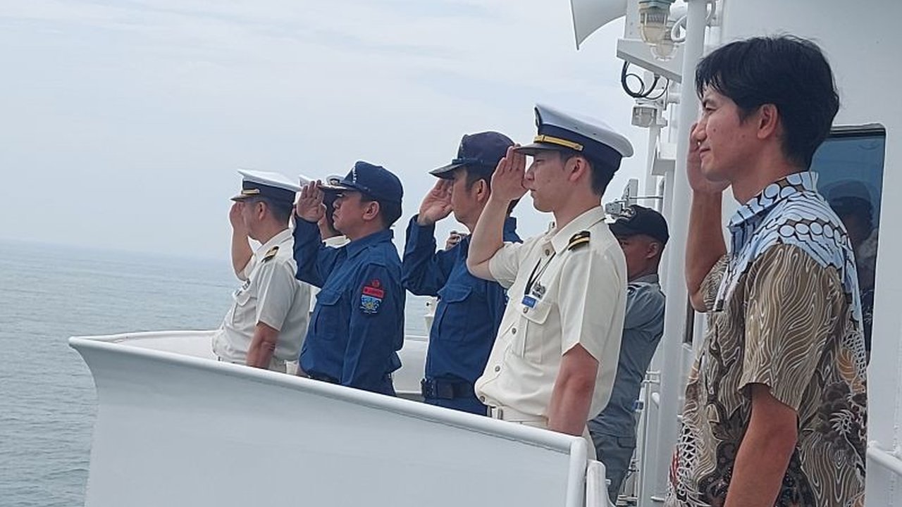 Penjaga Pantai Jepang dan Bakamla Indonesia menggelar latihan gabungan di lepas pantai Jakarta untuk meningkatkan kerja sama dalam memberantas kejahatan maritim, termasuk simulasi pengejaran kapal yang dicurigai sebagai bajak laut.