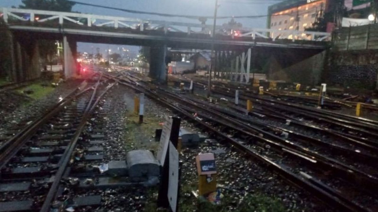 Hujan deras di Bandung menyebabkan genangan di jalur rel Stasiun Bandung, Jumat (24/1), membuat tiga kereta feeder Whoosh mengalami keterlambatan, namun situasi sudah kembali normal.