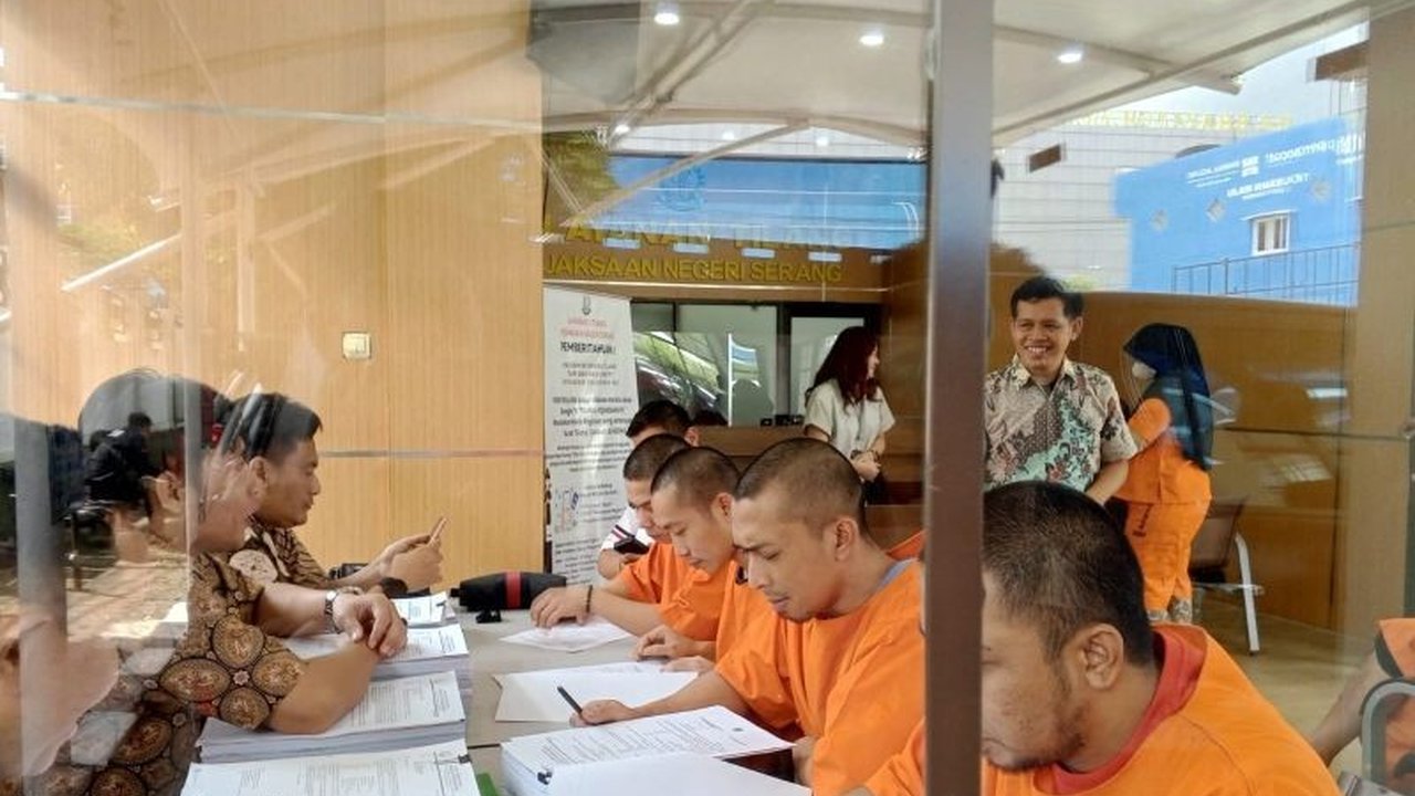 Badan Narkotika Nasional (BNN) Banten serahkan 10 tersangka produsen narkoba di Serang ke Kejari Serang untuk diadili, termasuk otak pelaku yang mengendalikan bisnisnya dari dalam penjara.