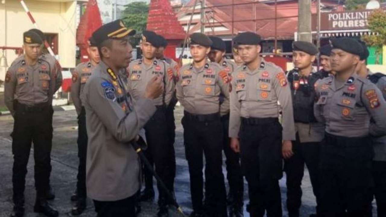Kapolresta Mamuju, Kombes Pol. Ardi Sutriono, menekankan pentingnya sikap humanis personelnya dalam menghadapi unjuk rasa,  mengingatkan pentingnya profesionalisme dan pengendalian diri pasca-kasus penganiayaan mahasiswa.