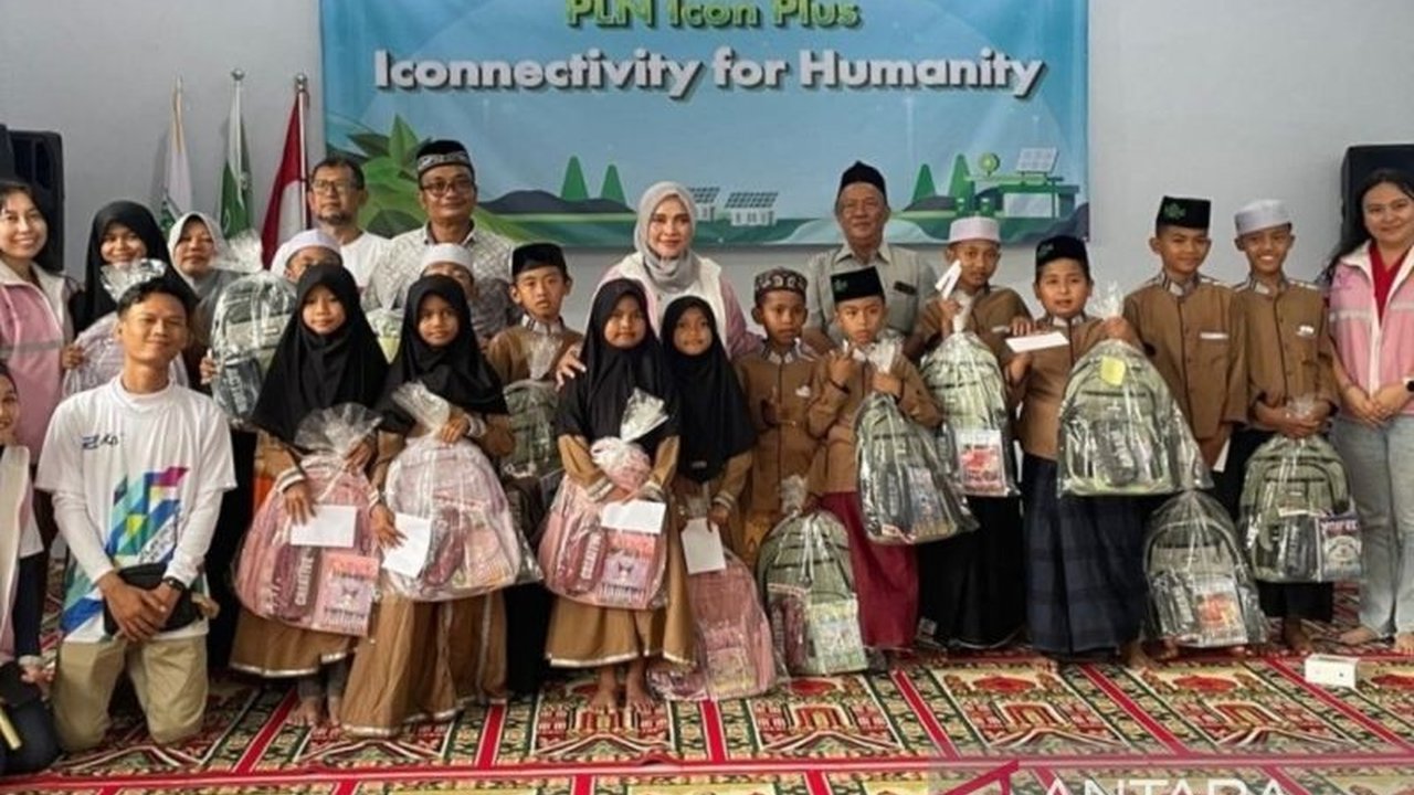PLN Icon Plus memberikan bantuan perlengkapan sekolah, internet gratis, dan uang tunai kepada anak yatim piatu di Yayasan Al-Hikmah Glogor Denpasar, Bali, guna mendukung pendidikan dan digitalisasi.