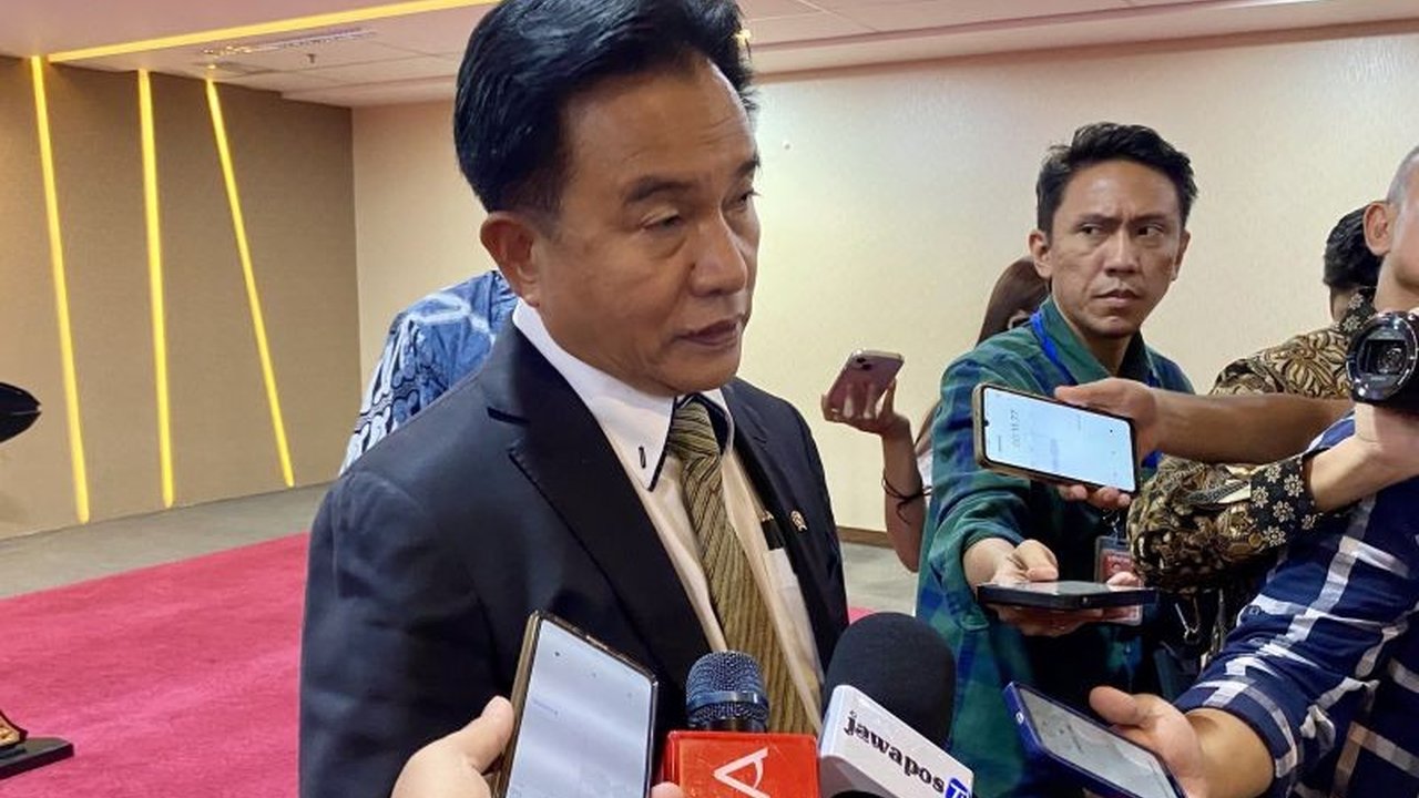 Menteri Koordinator Bidang Hukum, HAM, dan Imigrasi, Yusril Ihza Mahendra, memastikan Encer Nurjaman alias Hambali, mantan tokoh JI yang ditahan di Guantanamo, tetap berstatus Warga Negara Indonesia (WNI), meskipun ia diketahui menggunakan banyak paspor.