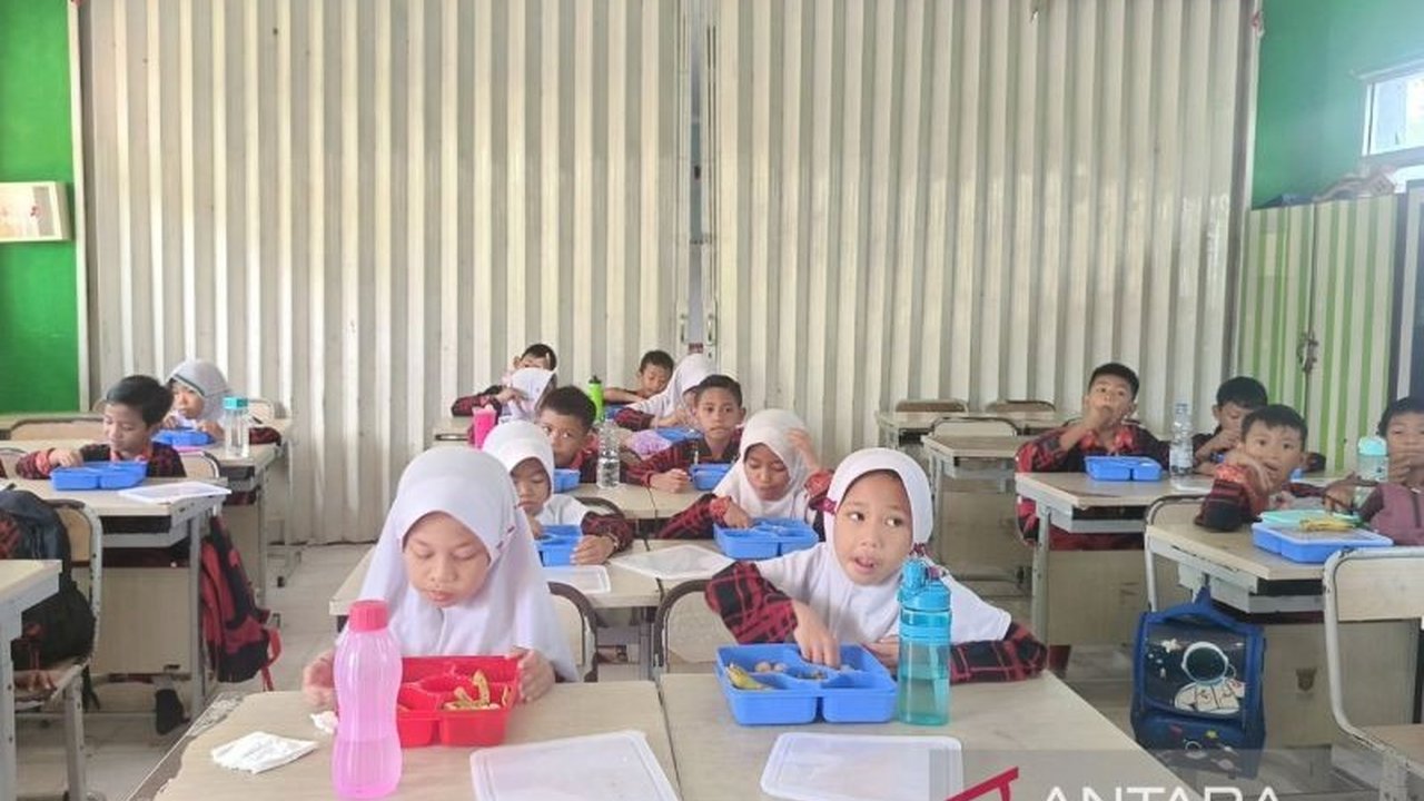 Program Makan Bergizi Gratis (MBG) di Samarinda, Kalimantan Timur, dimulai di SDN 004 Samarinda Utara dengan fokus pada pemenuhan gizi, variasi menu, dan penanganan alergi siswa, serta rencana perluasan bertahap ke sekolah lain.