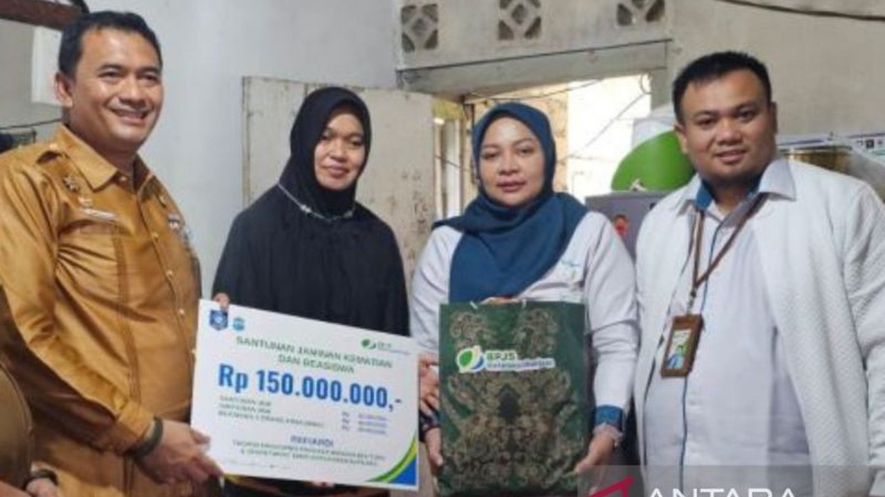 BPJamsostek Pangkalpinang memberikan santunan kematian dan beasiswa sebesar Rp150 juta kepada ahli waris anggota Tagana yang juga pegawai Sekretariat DPRD Pangkalpinang.