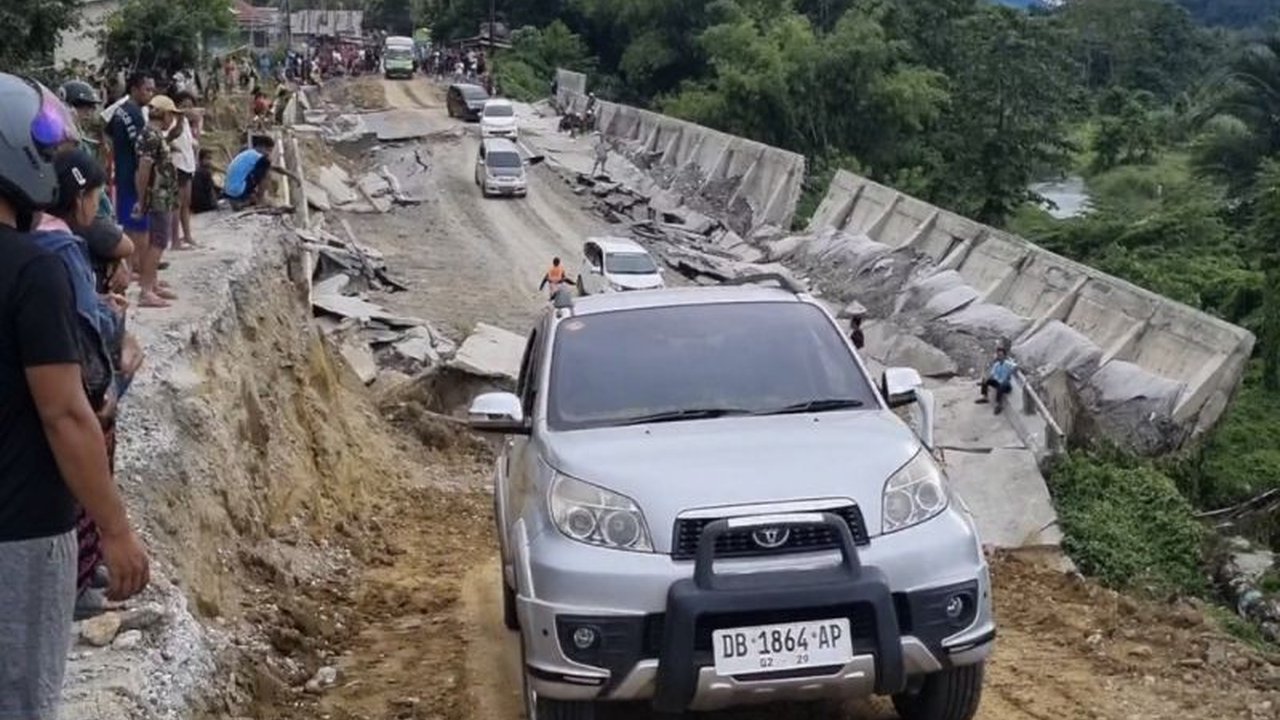 Badan Pelaksana Jalan Nasional (BPJN) Sulawesi Tengah bergerak cepat memperbaiki jalan Trans Sulawesi di Poso yang putus akibat longsor, dan akses jalan kini telah kembali dibuka untuk kendaraan.