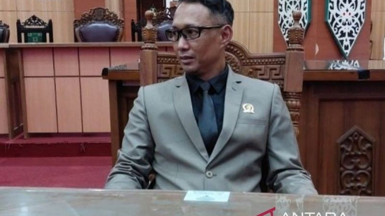 Anggota DPRD Kota Palangka Raya meminta warga bantaran Sungai Kahayan waspada potensi banjir menyusul hujan deras yang terjadi beberapa hari terakhir, meminta warga mengamankan dokumen penting dan berhati-hati terhadap bahaya listrik.