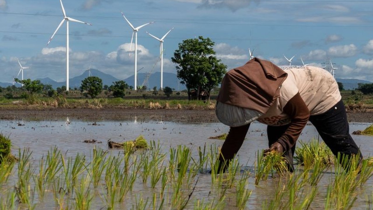 Pemerintah Indonesia, di bawah kepemimpinan Presiden Prabowo Subianto, tengah gencar mewujudkan kemandirian energi dengan fokus pada pengembangan energi terbarukan dan infrastruktur pendukung, serta mengurangi ketergantungan impor BBM.