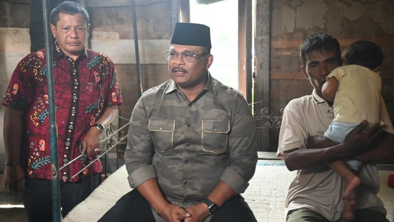 Penjabat Gubernur Aceh, Safrizal ZA, meninjau langsung verifikasi pembangunan rumah layak huni di Aceh Besar untuk memastikan bantuan tepat sasaran dan transparan, serta mencegah penipuan.