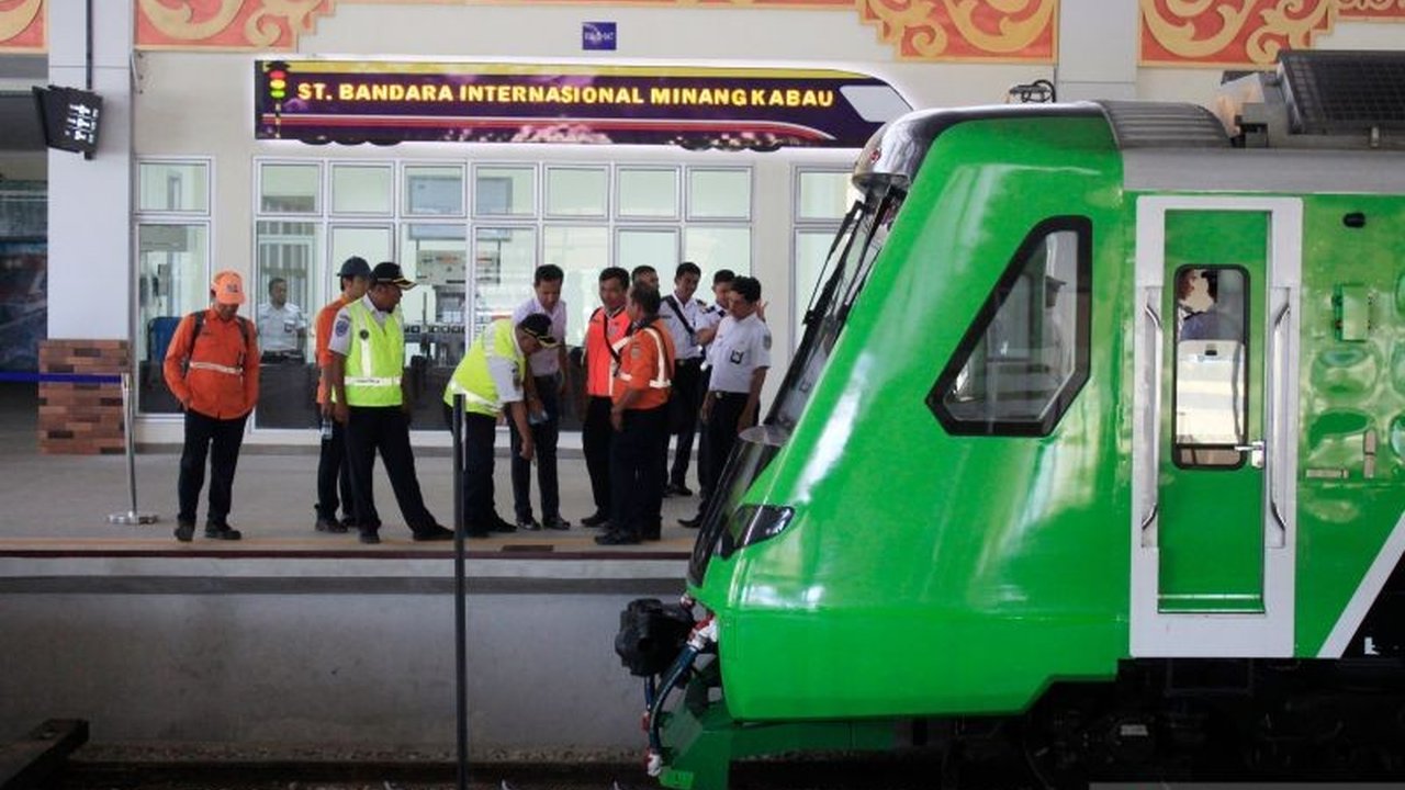 PT KAI Divre II Sumbar menyediakan 43.800 tiket kereta api untuk periode 25-29 Januari 2024 guna memenuhi lonjakan penumpang selama libur Isra Miraj dan cuti bersama Imlek, dengan berbagai pilihan rute dan harga tiket.