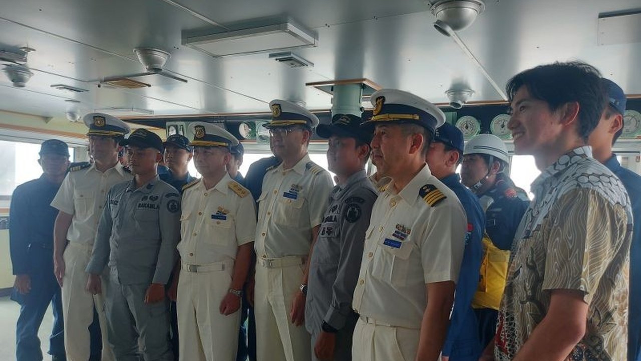 Badan Keamanan Laut (Bakamla) RI utamakan kerja sama antar penjaga pantai dalam mengamankan wilayah perairan Indonesia, ditandai dengan latihan bersama Jepang dan rencana hibah kapal patroli.