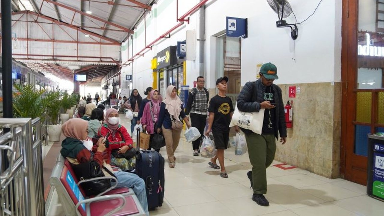 PT KAI Daop 7 Madiun mencatat penjualan tiket kereta api mencapai 43.632 selama libur panjang Isra Miraj dan Imlek (21-31 Januari 2025), dengan okupansi 100 persen untuk keberangkatan dari Daop 7 Madiun.