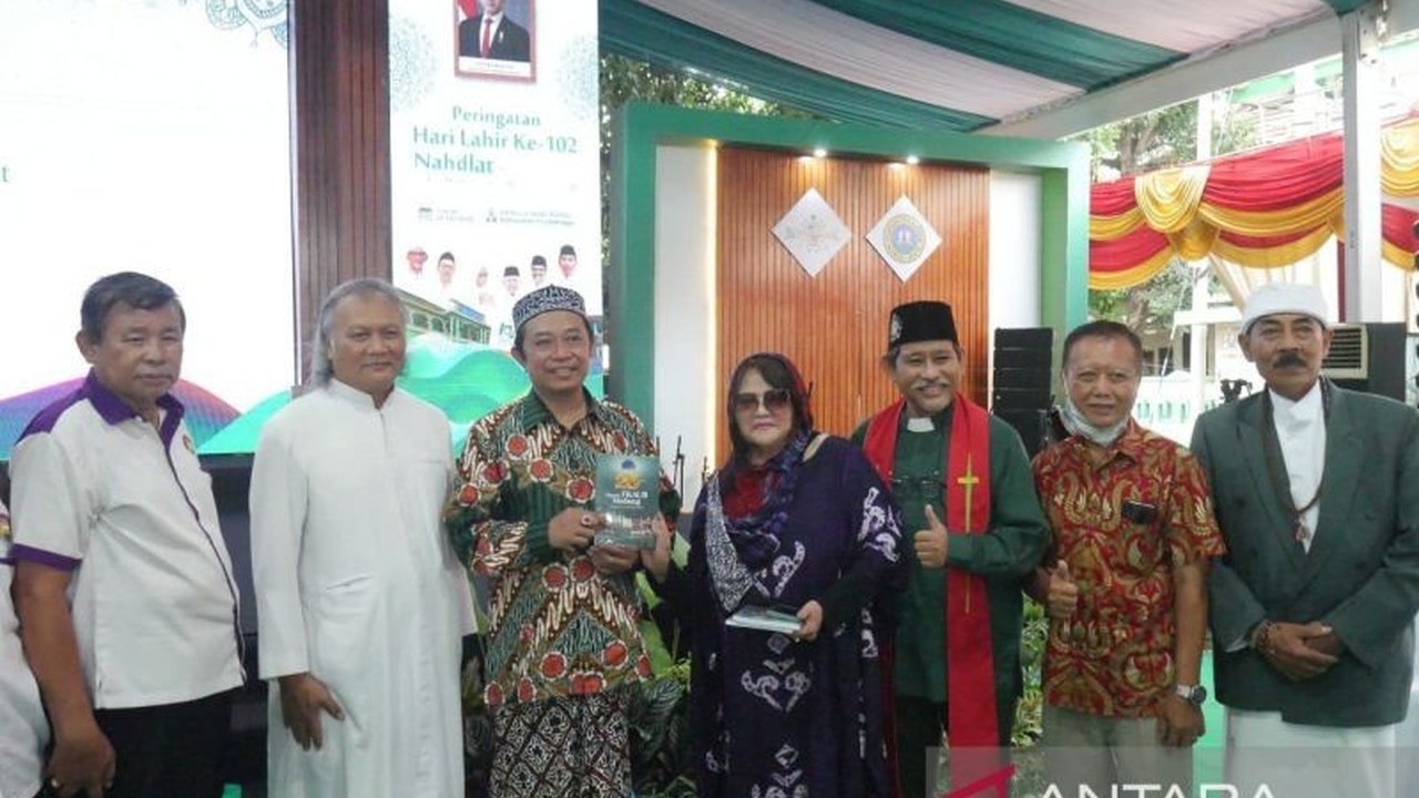 Peringatan Harlah ke-102 NU di Probolinggo, Jawa Timur, dimeriahkan dengan kehadiran tokoh lintas agama dan berbagai kegiatan ekonomi, termasuk pameran pendidikan dan UMKM, yang bertujuan memperkuat kebersamaan dan mengembangkan ekonomi umat.