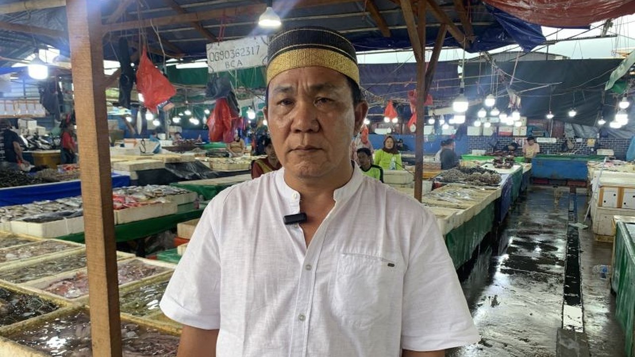 Nelayan dan pedagang ikan di Muara Angke mendukung kebijakan pemerintah membatasi impor ikan, terutama ikan salem dari China, untuk menstabilkan harga dan meningkatkan kesejahteraan nelayan.