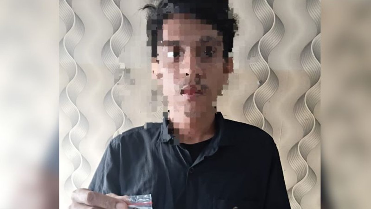 Polda Maluku berhasil menangkap tiga tersangka narkoba di Ambon, dua perempuan dan satu laki-laki, dengan barang bukti tembakau sintetis dan sabu,  berdasarkan informasi dari masyarakat dan pengembangan penyelidikan.