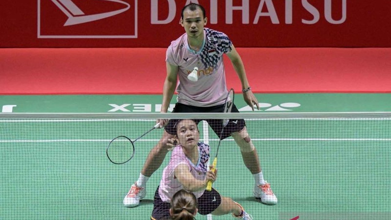 Lisa Ayu Kusumawati dan Rinov Rivaldy berhasil melaju ke semifinal Indonesia Masters 2025 setelah kemenangan dramatis melawan pasangan Malaysia,  membuat Lisa merasa emosional mengingat catatan prestasinya sebelumnya.