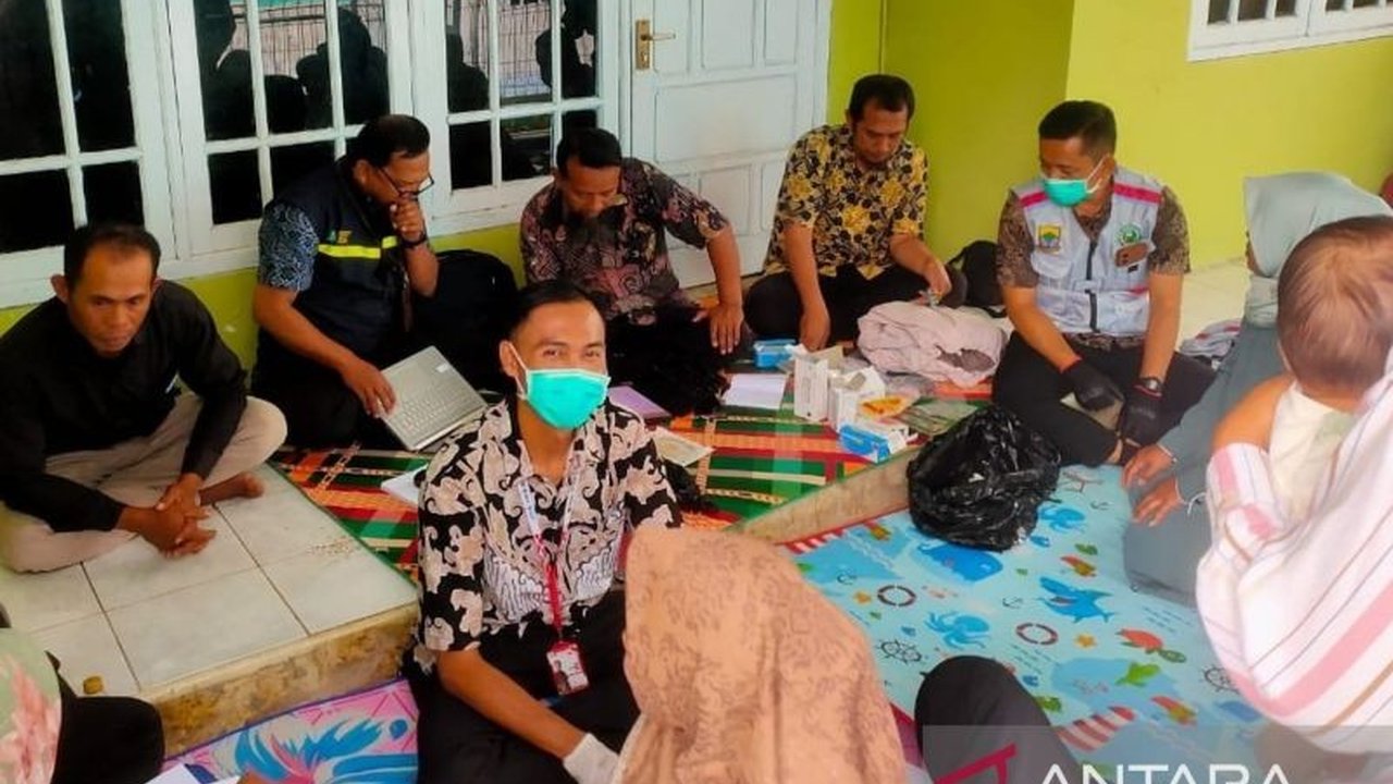 Tujuh puluh enam warga Kampung Pasirmalang, Cianjur, keracunan massal usai menyantap sate pedagang keliling; tiga orang masih dirawat intensif di RSUD Cimacan.