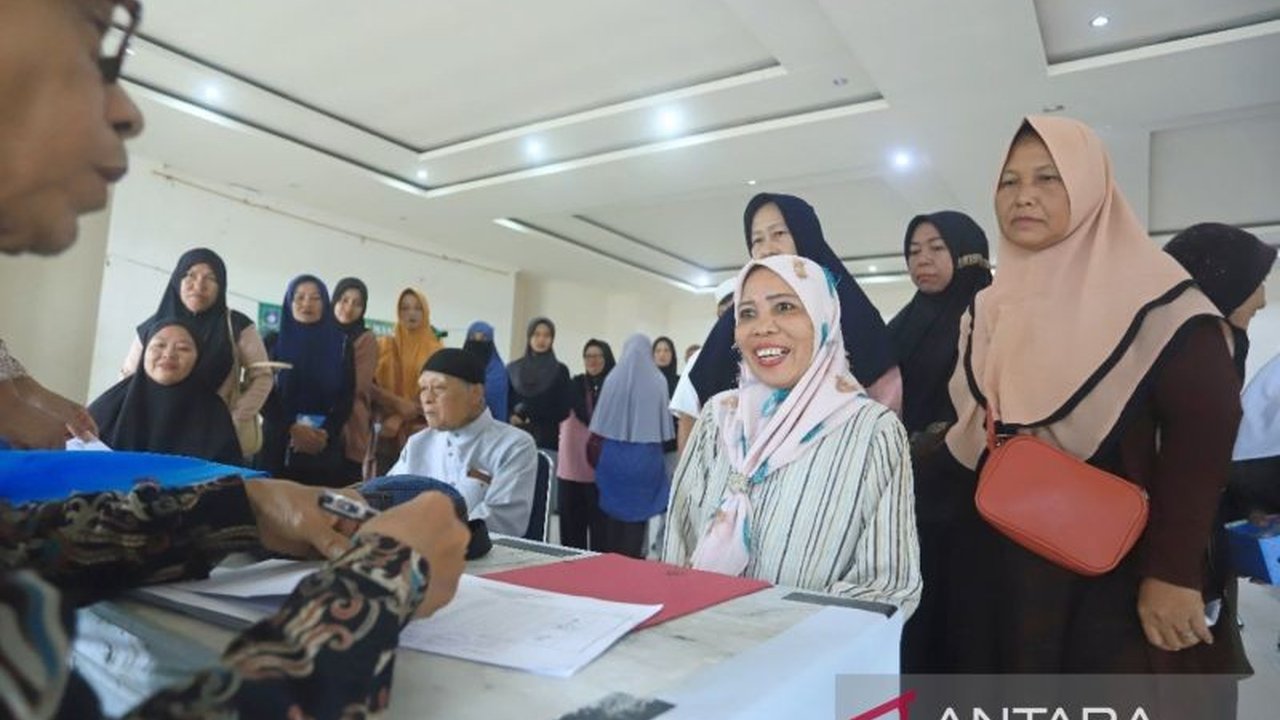 Baznas Bangka Barat menyalurkan bantuan uang tunai kepada keluarga kurang mampu di tiga kecamatan, meliputi bantuan untuk kebutuhan hidup, pendidikan, dan modal usaha, dengan total penerima manfaat mencapai ratusan keluarga.