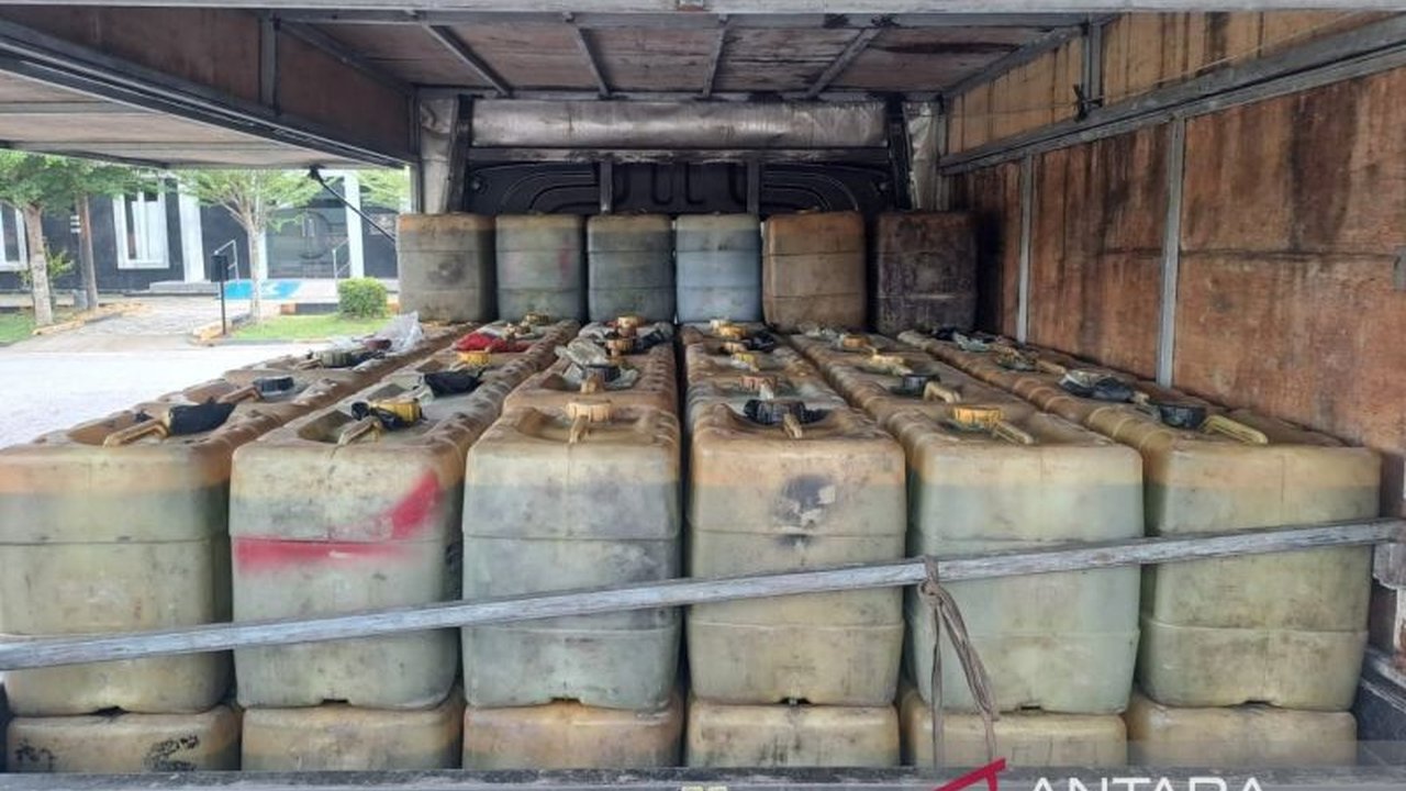 Kepolisian Bangka Barat berhasil meringkus seorang buruh harian lepas yang menimbun 1,8 ton pertalite dan berencana menjualnya dengan harga di atas ketentuan.