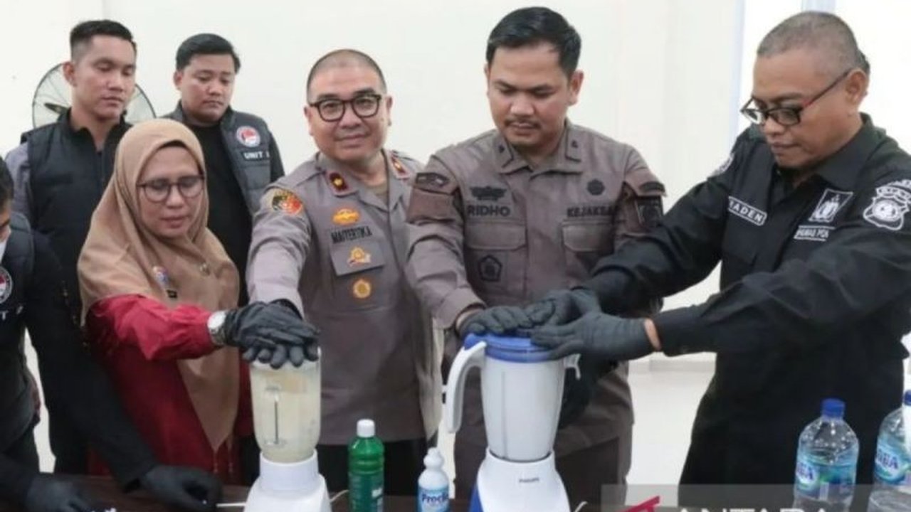 Kepolisian Resor Kepulauan Meranti memusnahkan 1,3 kg sabu dan 50 butir ekstasi hasil sitaan pada 17 Januari 2025, sebagai upaya pencegahan penyalahgunaan narkoba dan penegakan hukum.