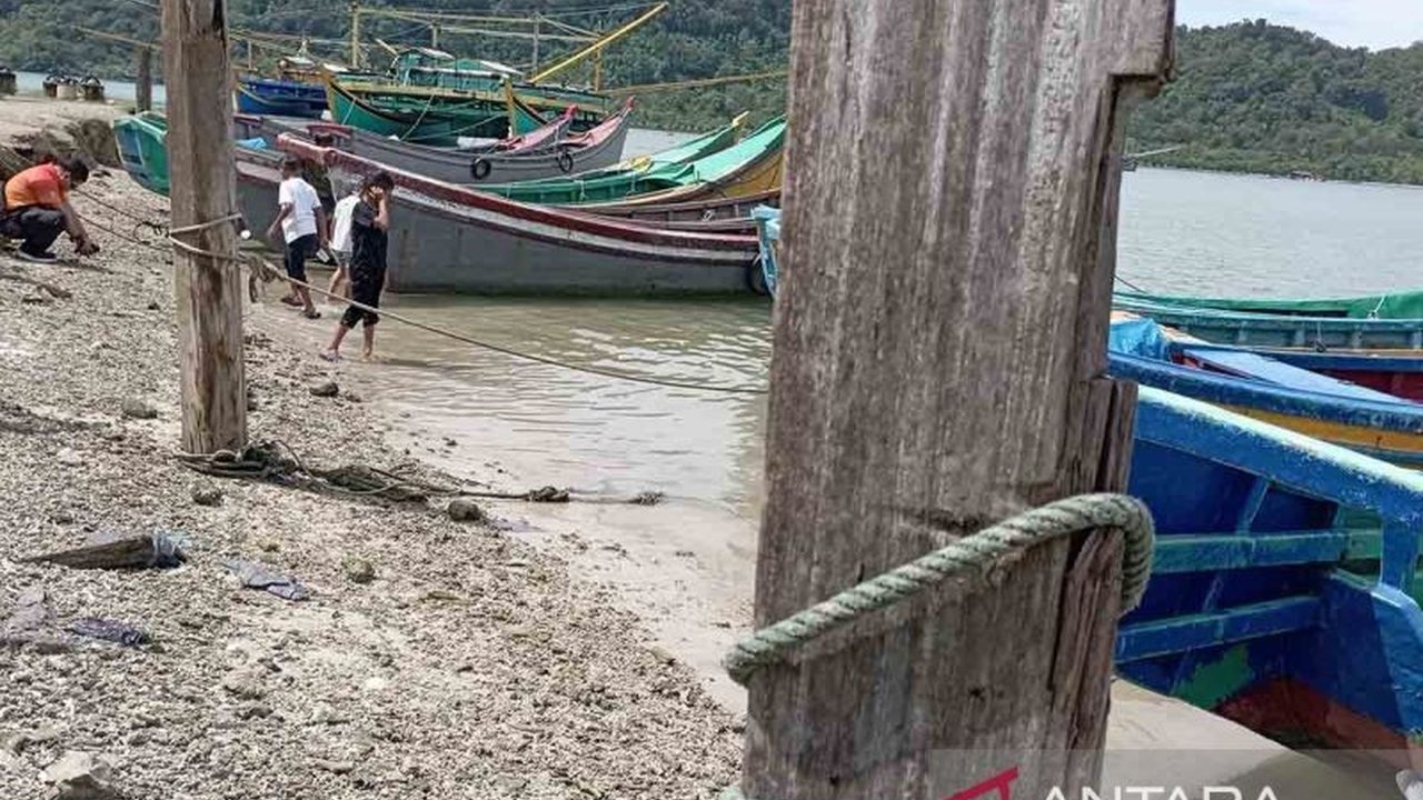 Nelayan di Lhok Leupeung, Aceh Besar, kesulitan akses BBM subsidi, kendala ini mengancam mata pencaharian mereka dan pemerintah daerah berupaya mencari solusi.