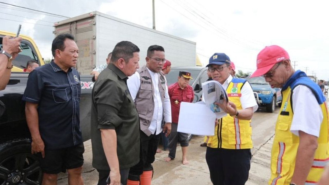 Banjir di KM 83 Jalintim Pelalawan, Riau, mendorong usulan pembangunan jalan layang sebagai solusi jangka panjang, mengingat genangan air yang kerap terjadi dan berdampak luas pada aktivitas warga.