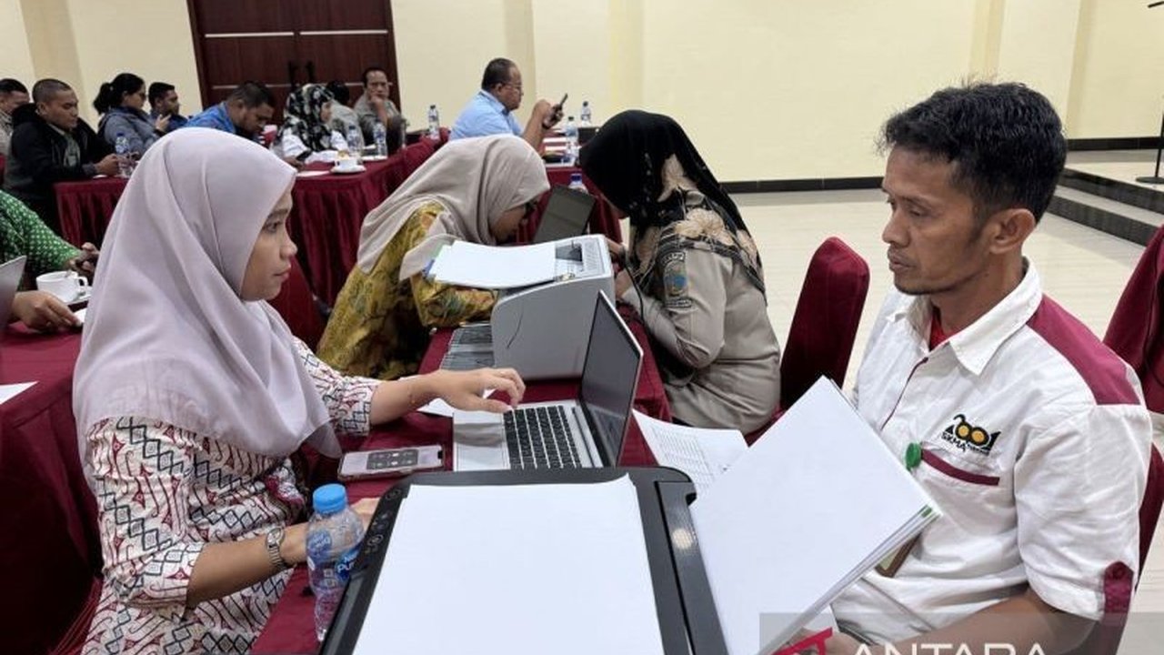 BPJS Kesehatan Cabang Manokwari berupaya meningkatkan akurasi data dan kepatuhan iuran JKN instansi vertikal di Papua Barat melalui rekonsiliasi data dan sosialisasi program JKN kepada tenaga honorer dan PPPK.