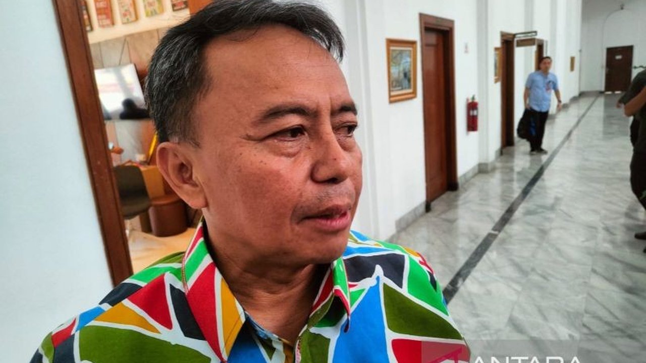 Layanan digital di Jatinangor, Sumedang, menjadi proyek percontohan digitalisasi pelayanan publik Jawa Barat, bertujuan untuk memberikan layanan yang lebih cepat, mudah, aman, dan baik.