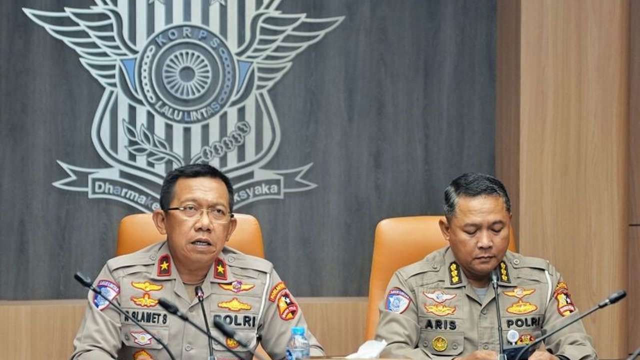Korlantas Polri siaga hadapi lonjakan kendaraan selama libur panjang Isra Miraj dan Imlek 2025, dengan fokus pengamanan di jalur utama, wisata, dan pusat transportasi, serta menyiapkan rekayasa lalu lintas.