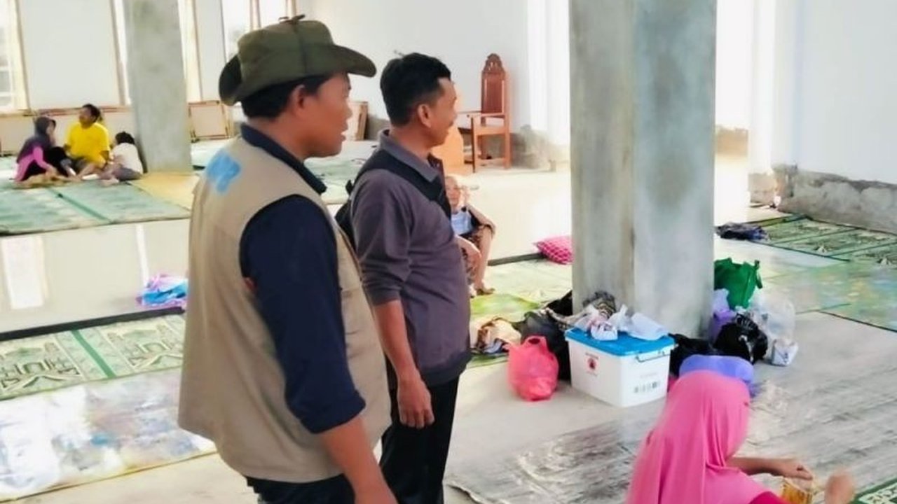Banjir di Kudus, Jawa Tengah menyebabkan 71 warga mengungsi, sementara BPBD telah menyiapkan logistik dan Dinas Kesehatan memastikan kebutuhan dasar warga terpenuhi, terutama ibu hamil, balita, dan lansia.