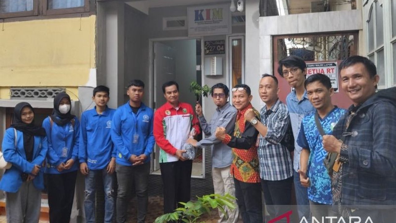 Kelompok Informasi Masyarakat (KIM) Sumsel dan Jejak Bumi Indonesia (JBI) OKU menyalurkan 30.000 bibit tanaman untuk mendukung program urban farming di Kelurahan Talang Semut, Palembang, guna meningkatkan ketahanan pangan dan lingkungan.