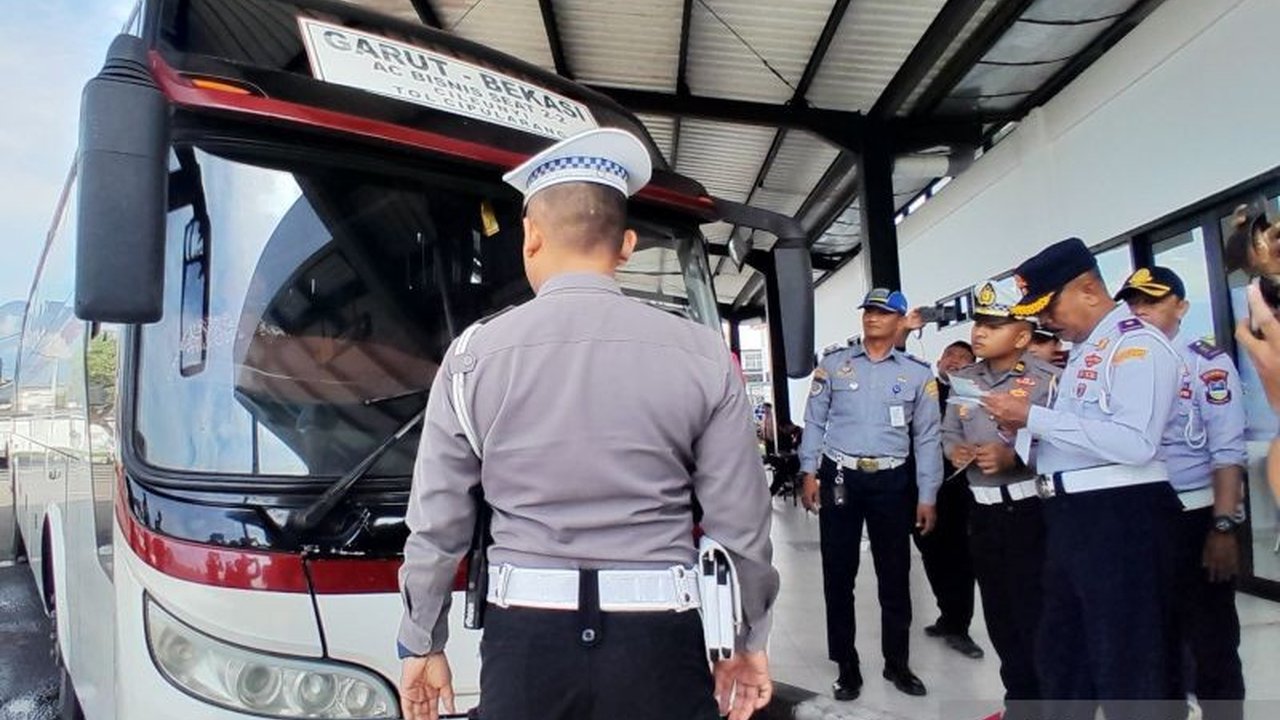 Polres Garut dan Dishub Garut gencar memeriksa kelaikan bus umum di Terminal Guntur untuk mencegah kecelakaan selama libur panjang Isra Miraj dan Imlek 2025, hasilnya semua kendaraan dinyatakan layak beroperasi.