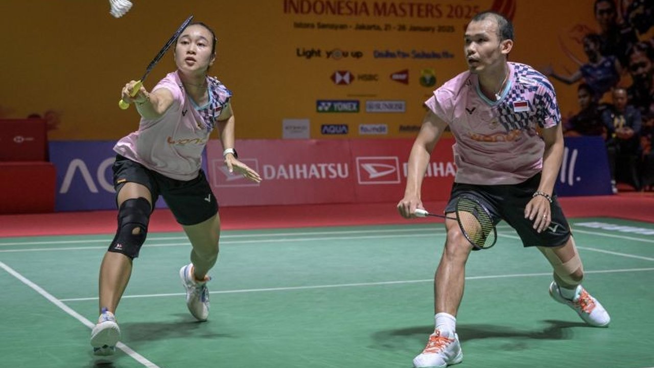Pasangan ganda campuran Indonesia, Rinov Rivaldy/Lisa Ayu Kusumawati, berhasil melaju ke semifinal Indonesia Masters 2025 usai mengalahkan pasangan Malaysia lewat pertandingan rubber game dramatis di Istora Senayan, Jumat (24/1).