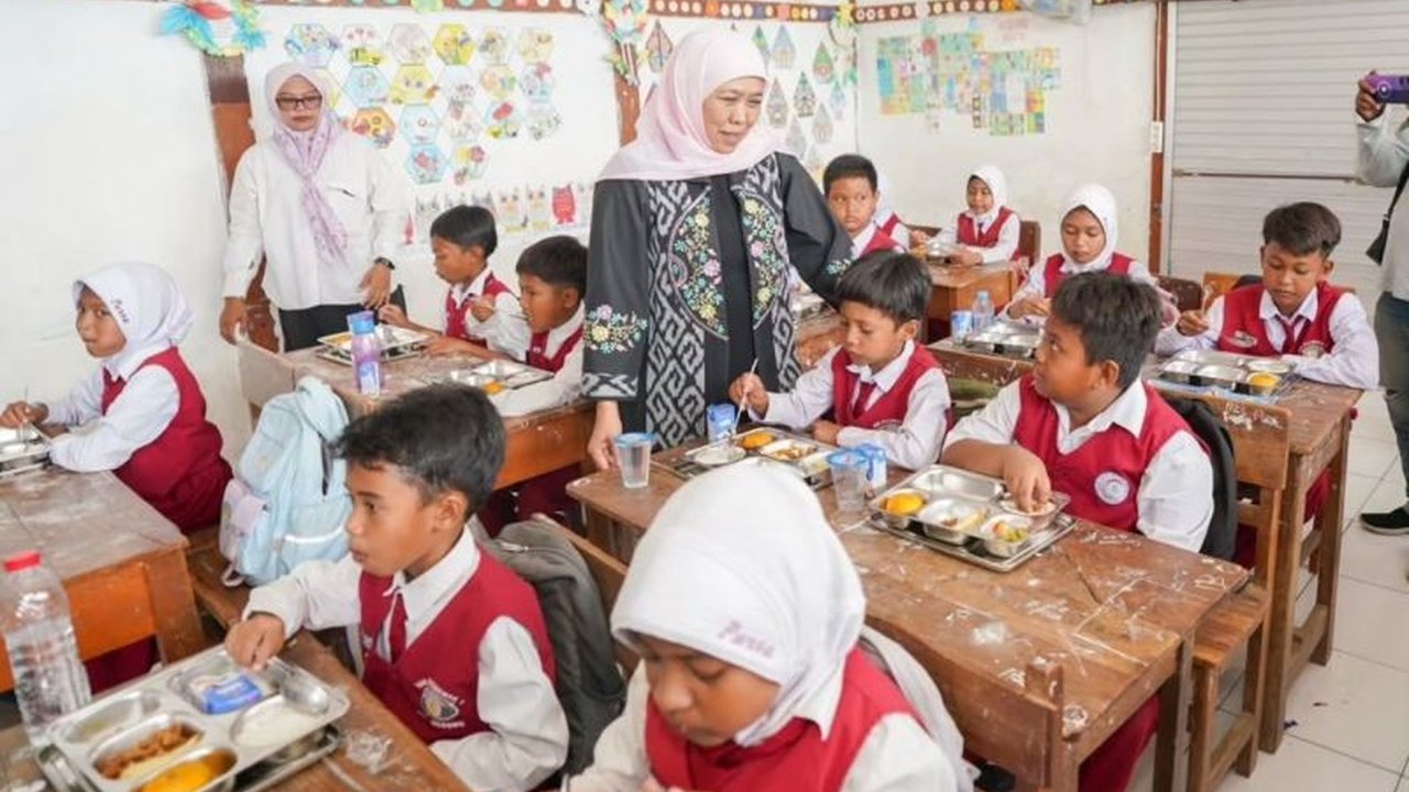 Gubernur Jawa Timur, Khofifah Indar Parawansa, menekankan pentingnya pendidikan inklusif dan berkualitas sebagai kunci keberhasilan visi Indonesia Emas 2045, dengan mengajak semua pihak untuk berkolaborasi.