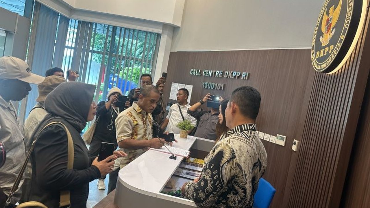 Pasangan calon bupati dan wakil bupati Maybrat nomor urut 2 melaporkan penyelenggara Pilkada ke DKPP RI atas dugaan intervensi, pengabaian laporan pelanggaran, dan tewasnya seorang saksi.