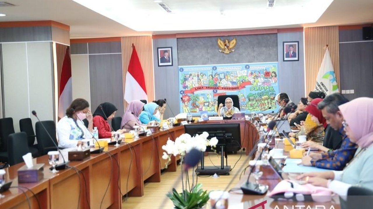 Menteri PPPA, Arifah Fauzi, menekankan pentingnya pemerintah daerah memahami isu gender dalam membuat kebijakan, khususnya setelah terbitnya Pergub DKI Jakarta Nomor 2 Tahun 2025 tentang izin pernikahan dan perceraian.