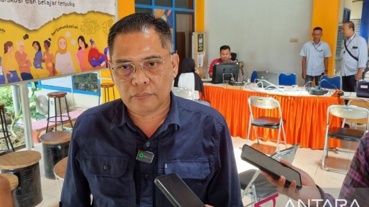 Dinas Kependudukan dan Pencatatan Sipil (Dispendukcapil) Surabaya gencar melakukan aktivasi Identitas Kependudukan Digital (IKD) di kampus dan berbagai lokasi untuk mempermudah layanan digital dan mencegah penipuan data.