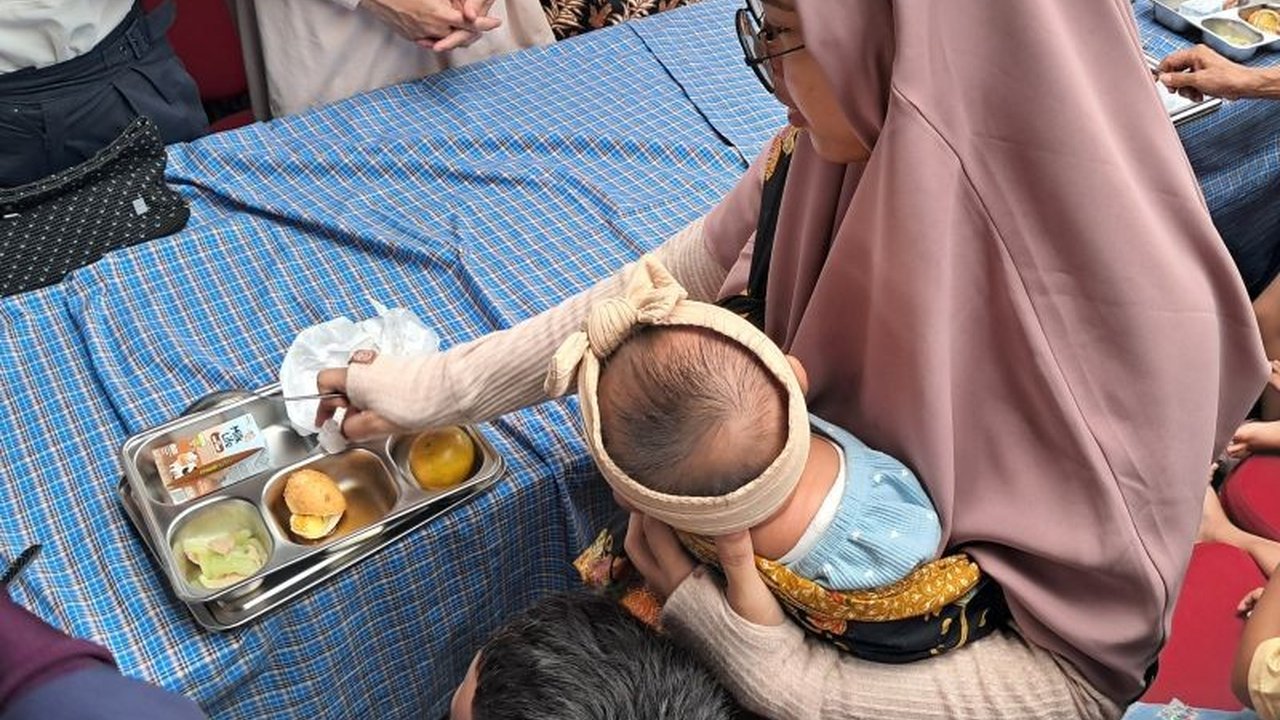 Dokter spesialis anak menyebut intervensi keluarga dan lingkungan jadi kunci utama dalam mengatasi masalah stunting di Indonesia, ditunjang skrining dini dan sistem rujukan yang efektif.