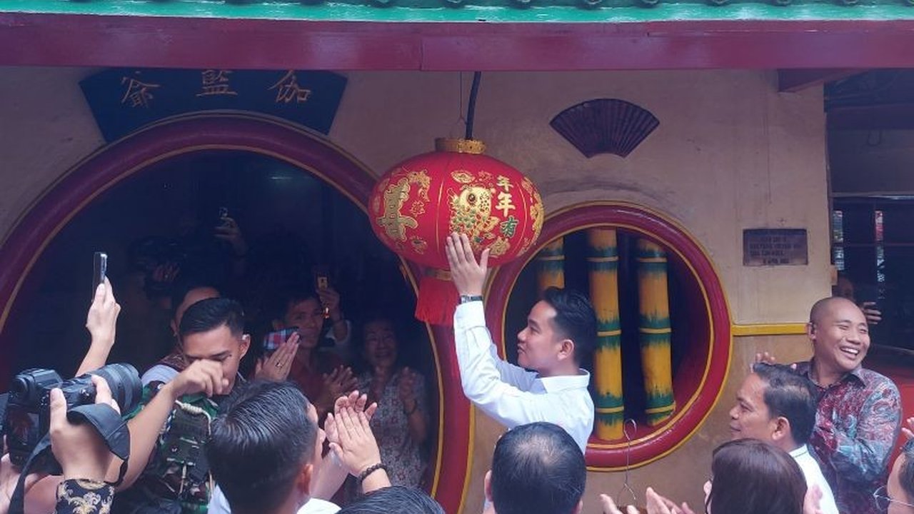Wakil Presiden Gibran Rakabuming Raka turut memeriahkan perayaan Imlek di Vihara Boen Tek Bio, Tangerang, dengan memasang lampion dan menyapa warga yang merayakan.