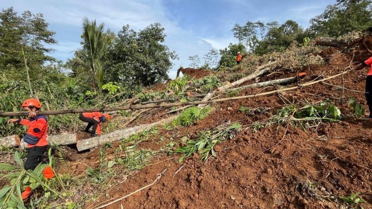 Pencarian Korban Longsor Jombang Masih Berlanjut