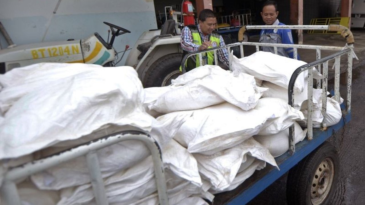 Badan Nasional Penanggulangan Bencana (BNPB) menebar dua ton garam ke awan di Lampung dan Jawa Tengah untuk mengurangi intensitas hujan guna penanganan darurat banjir dan tanah longsor yang telah mengakibatkan korban jiwa dan kerusakan infrastruktur.
