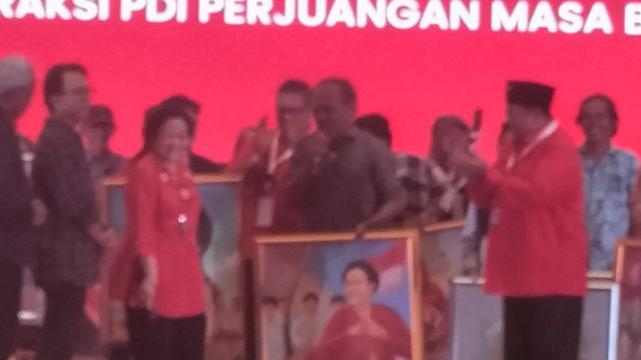 Ketua Umum PDI Perjuangan, Megawati Soekarnoputri, menerima lukisan dirinya sebagai srikandi yang sedang memanah dalam perayaan ulang tahunnya ke-78 di Jakarta, Jumat (24/1),  menimbulkan reaksi antusias dari kader partai.