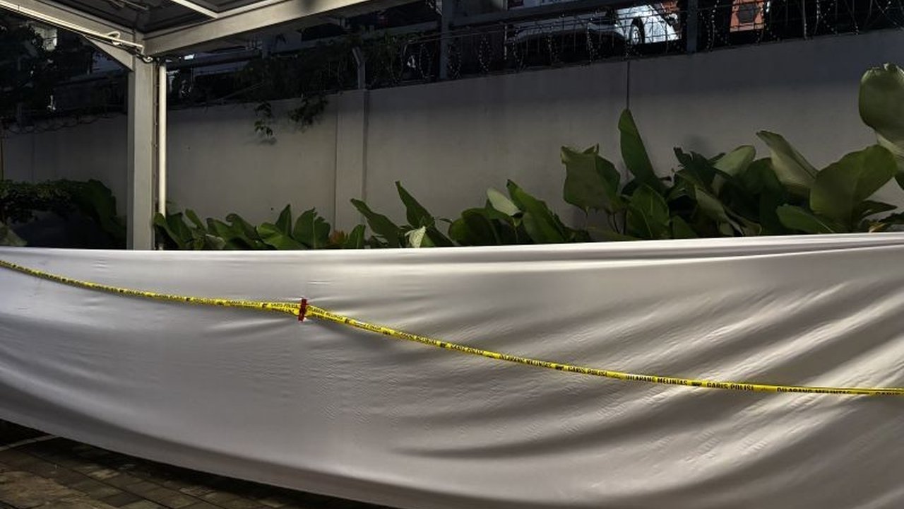 Polisi Bandung menyelidiki kematian mahasiswa UPI yang diduga jatuh dari lantai 11 Mal Paris Van Java; pihak UPI telah memberikan pendampingan kepada keluarga korban.