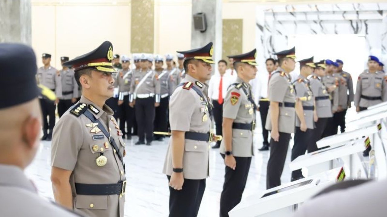 Kapolda Jateng Irjen Pol. Ribut Hari Wibowo memimpin serah terima jabatan (sertijab) Kapolrestabes Semarang, Kapolres Karanganyar, dan Kapolres Temanggung pada Jumat, 24 Januari, sebagai bagian dari rotasi 18 Kapolres di akhir tahun 2024 untuk meningkatka