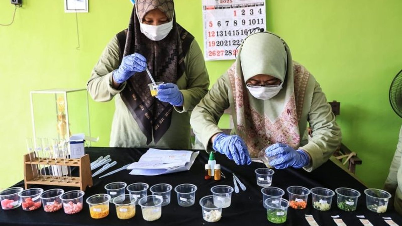 Pemerintah Kota Kediri melakukan rapid test kit pada bahan pangan di pasar tradisional untuk menjamin keamanan dan kesehatan masyarakat, menemukan beberapa komoditas positif mengandung pestisida dan pewarna melebihi batas aman.